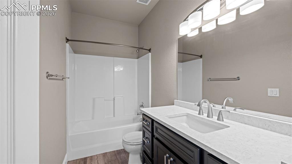 Image 23 of 39: Bathroom