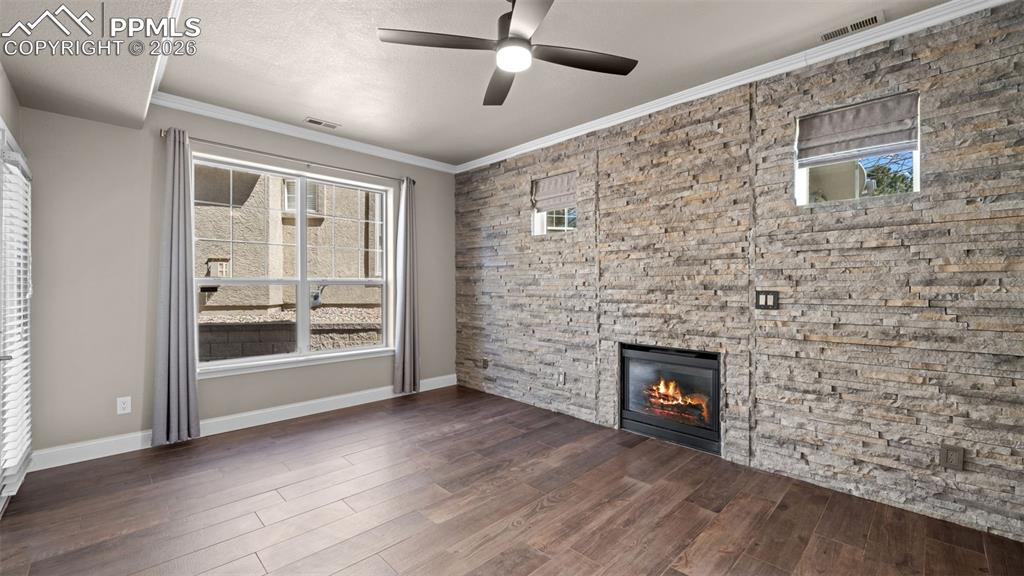 Image 7 of 39: Living Room