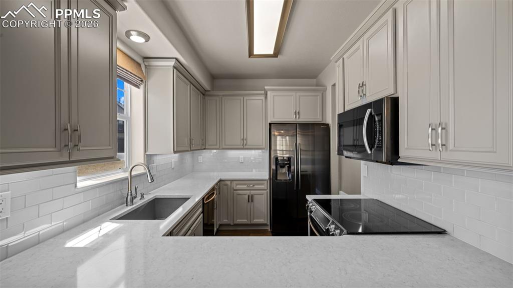 Image 9 of 39: Kitchen