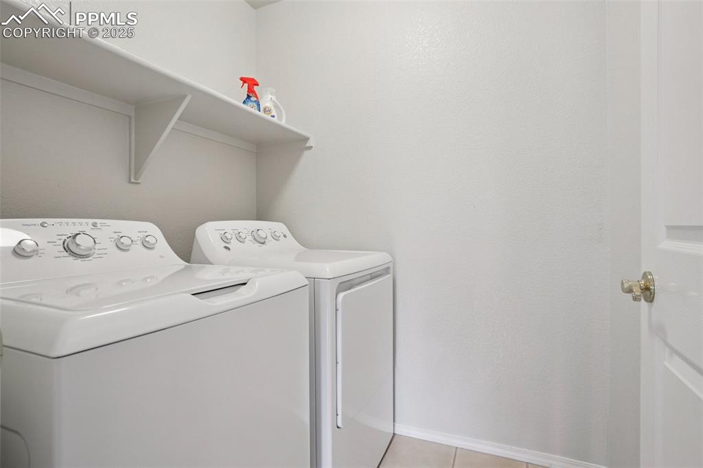 Image 19 of 42: Main floor Laundry room, washer and dryer stay