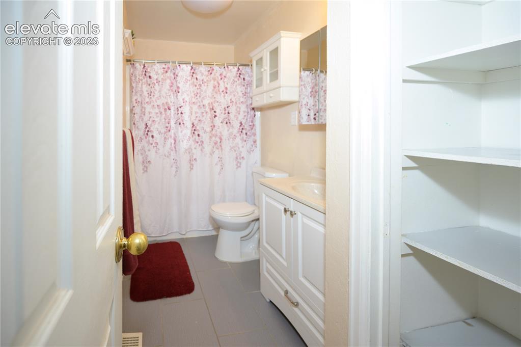 Image 13 of 21: Bathroom