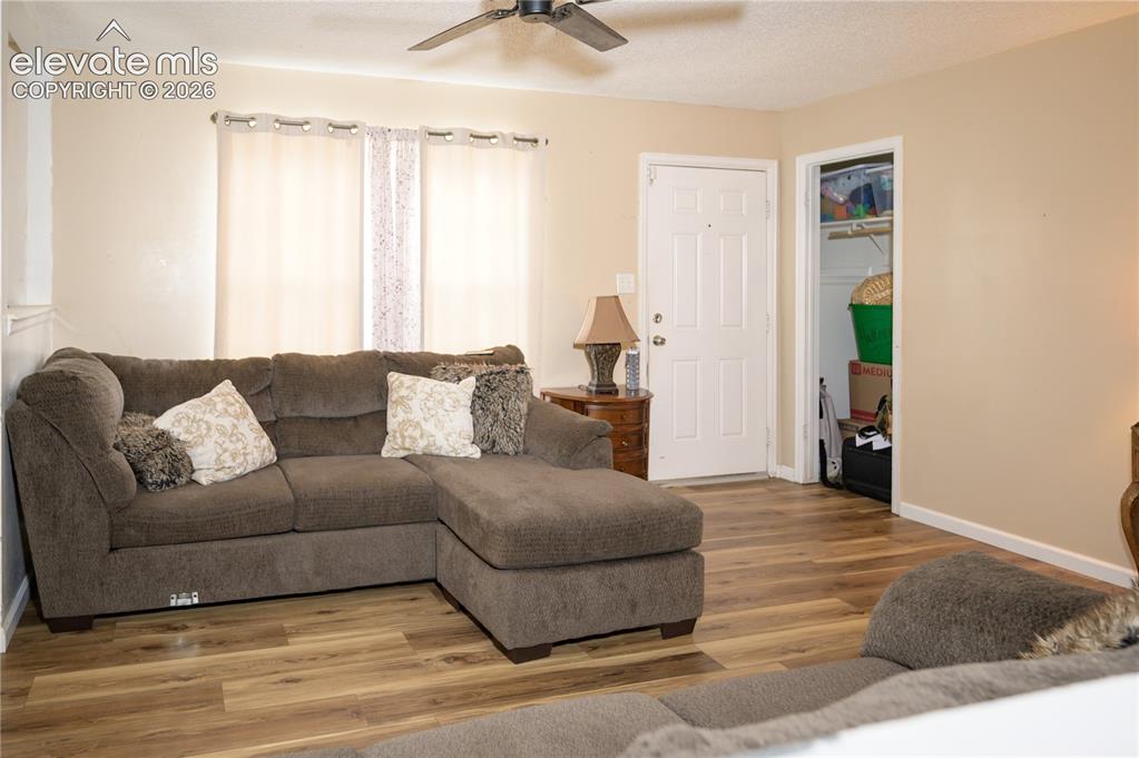 Image 4 of 21: Living Room