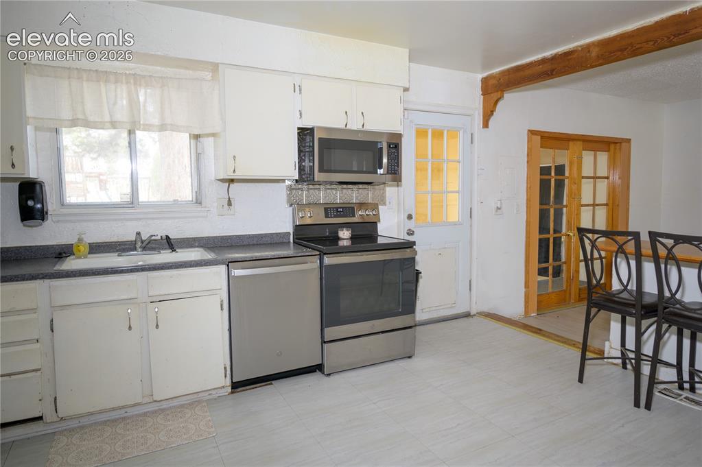 Image 8 of 21: Kitchen