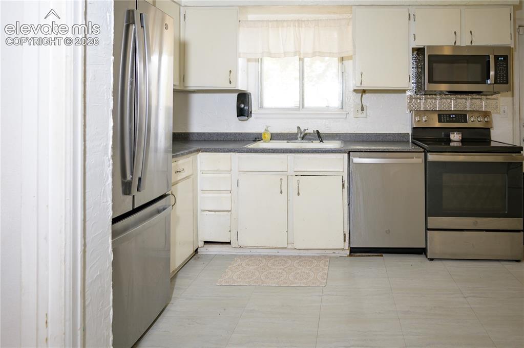 Image 9 of 21: Kitchen