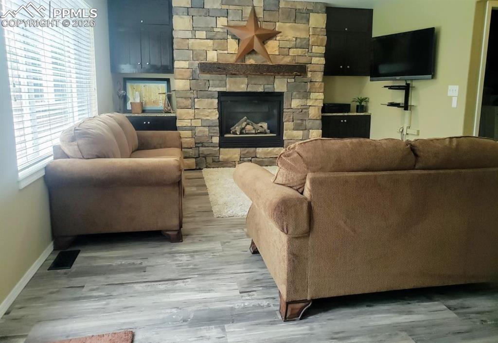 Image 10 of 31: Living Room