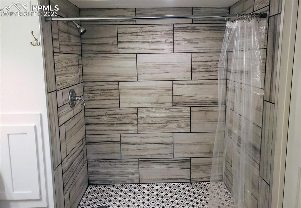 Image 29 of 31: Bathroom