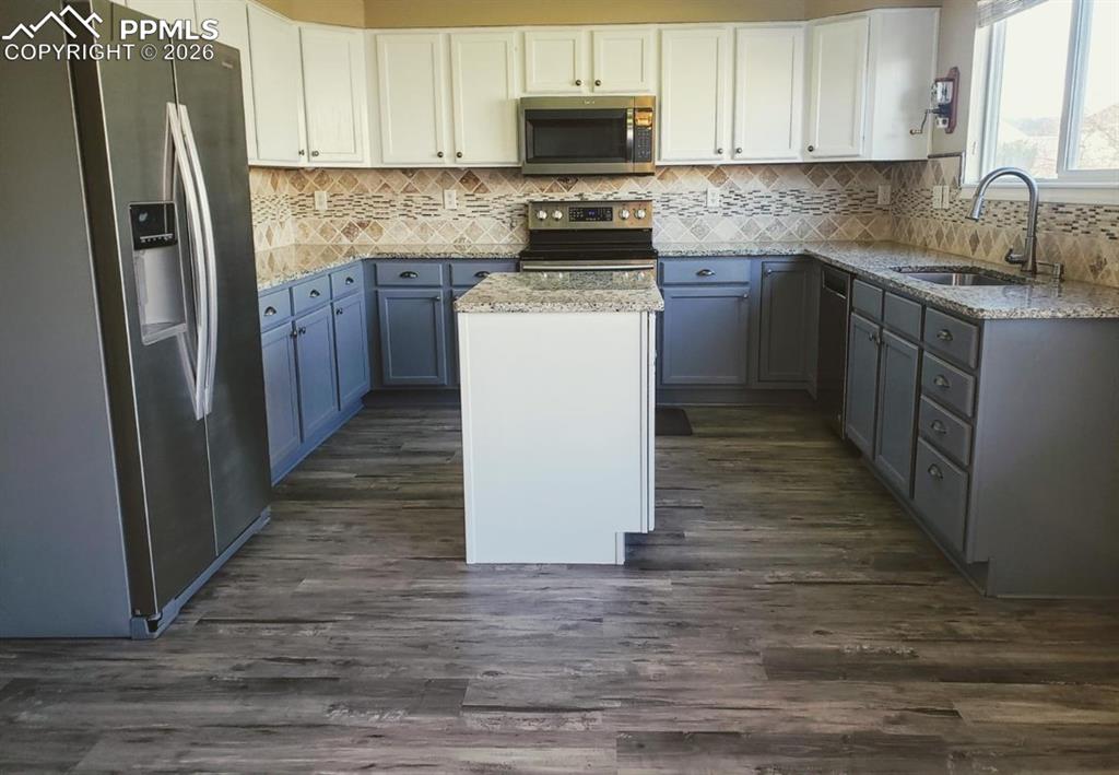 Image 6 of 31: Kitchen