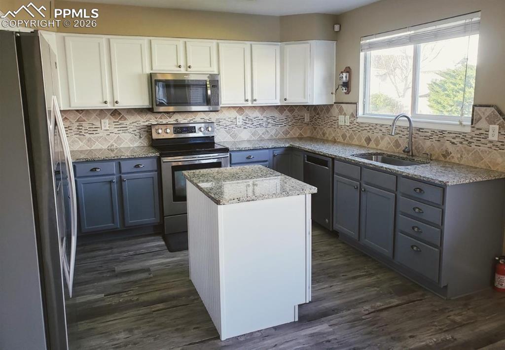 Image 7 of 31: Kitchen