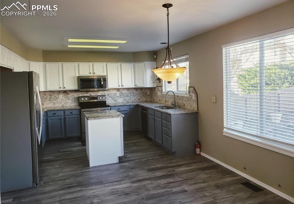 Image 8 of 31: Kitchen