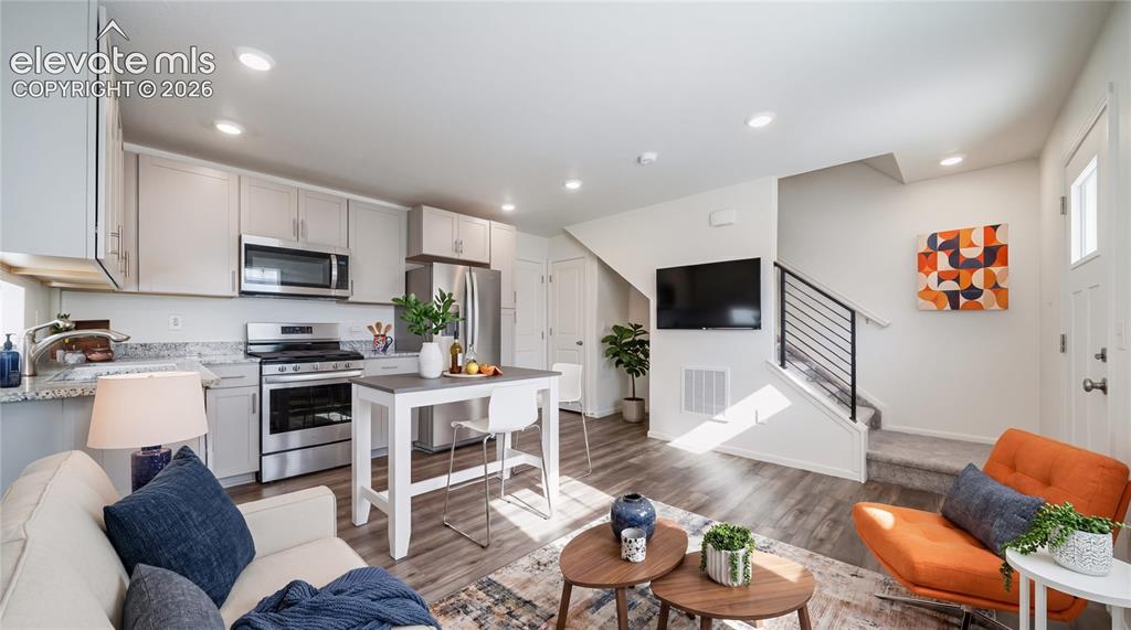 Image 4 of 24: *Photos of a model home*