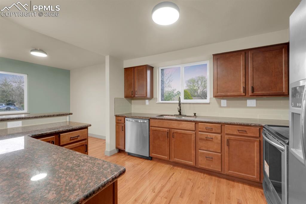 Image 13 of 27: Kitchen