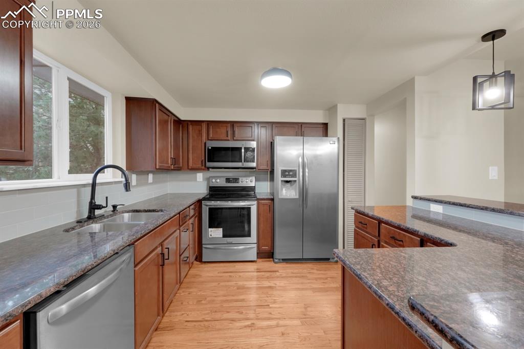 Image 14 of 27: Kitchen