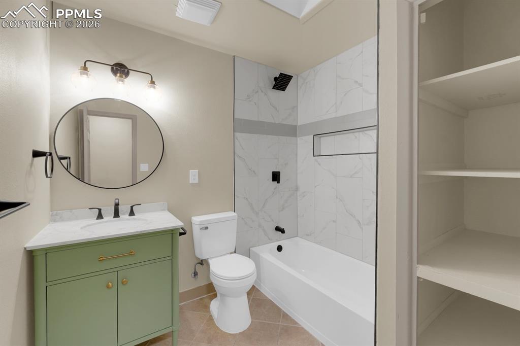 Image 16 of 27: Bathroom