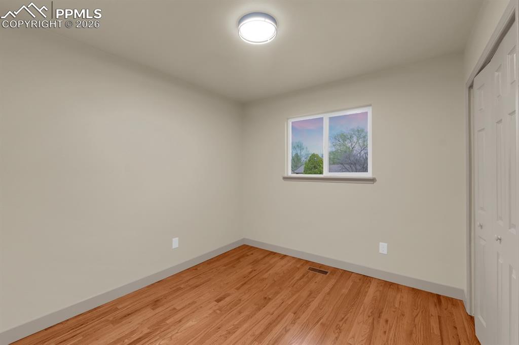 Image 18 of 27: Bedroom