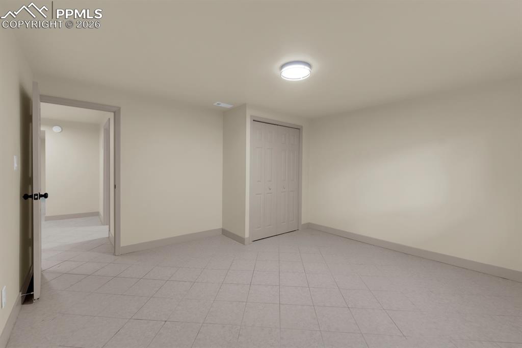 Image 25 of 27: Bedroom