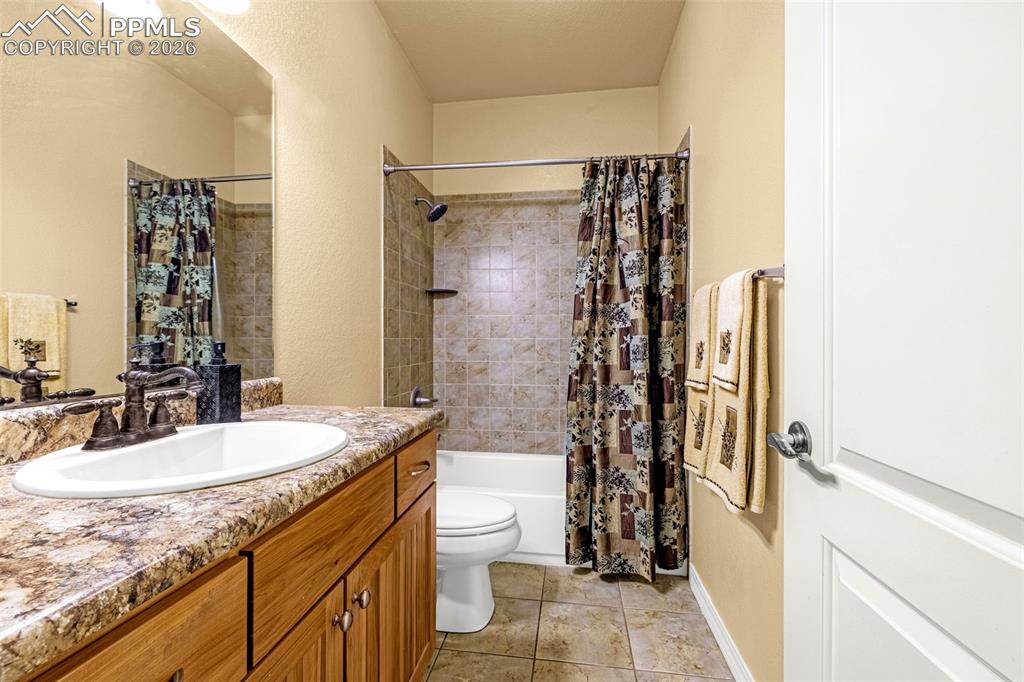 Image 15 of 47: Bathroom