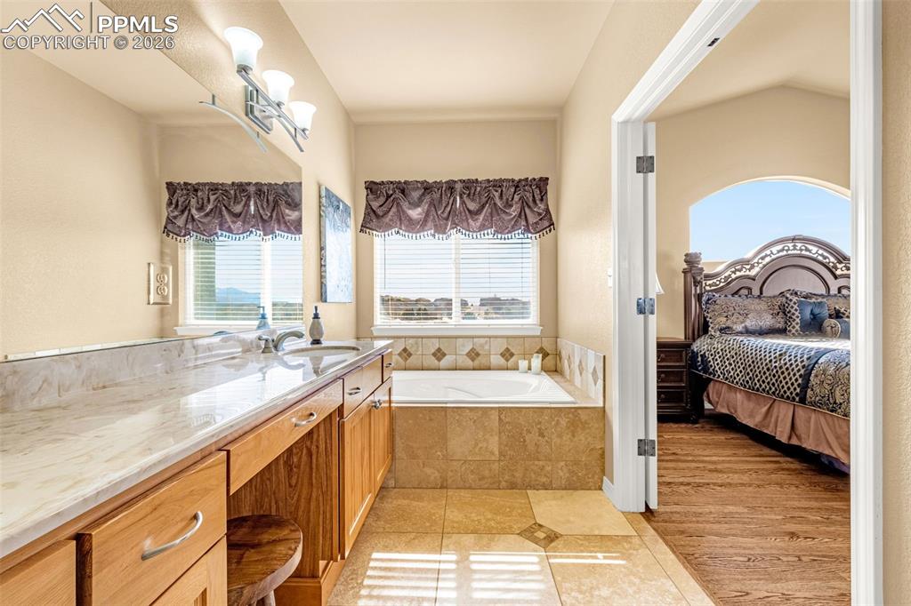 Image 21 of 47: Master 5-piece Bath