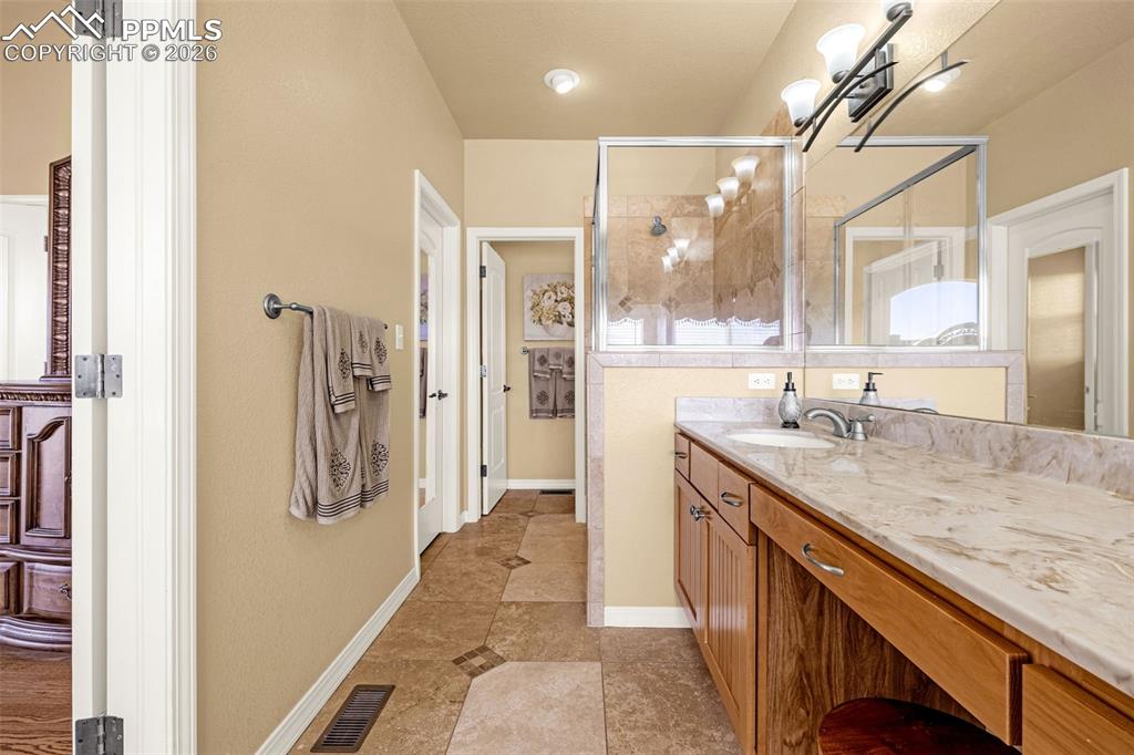 Image 22 of 47: Master 5-piece Bath