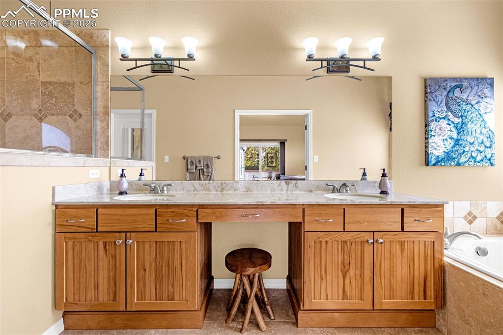 Image 23 of 47: Master 5-piece Bath