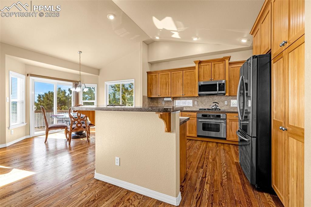 Image 8 of 47: Kitchen