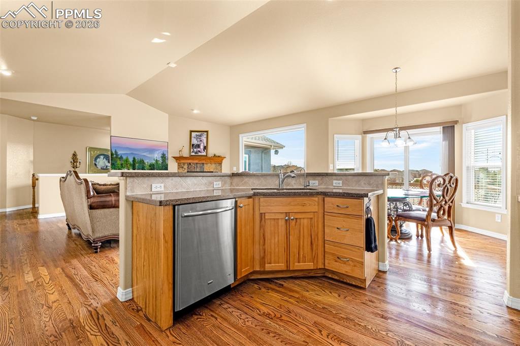 Image 9 of 47: Kitchen