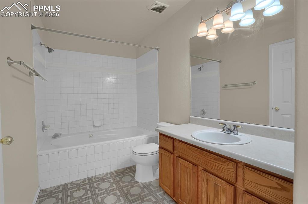 Image 16 of 26: Bathroom