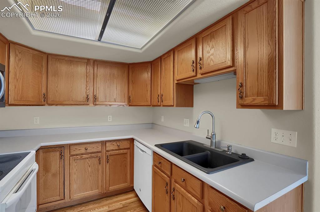 Image 7 of 26: Kitchen