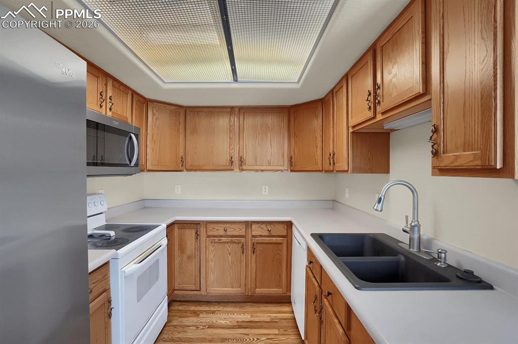 Image 9 of 26: Kitchen