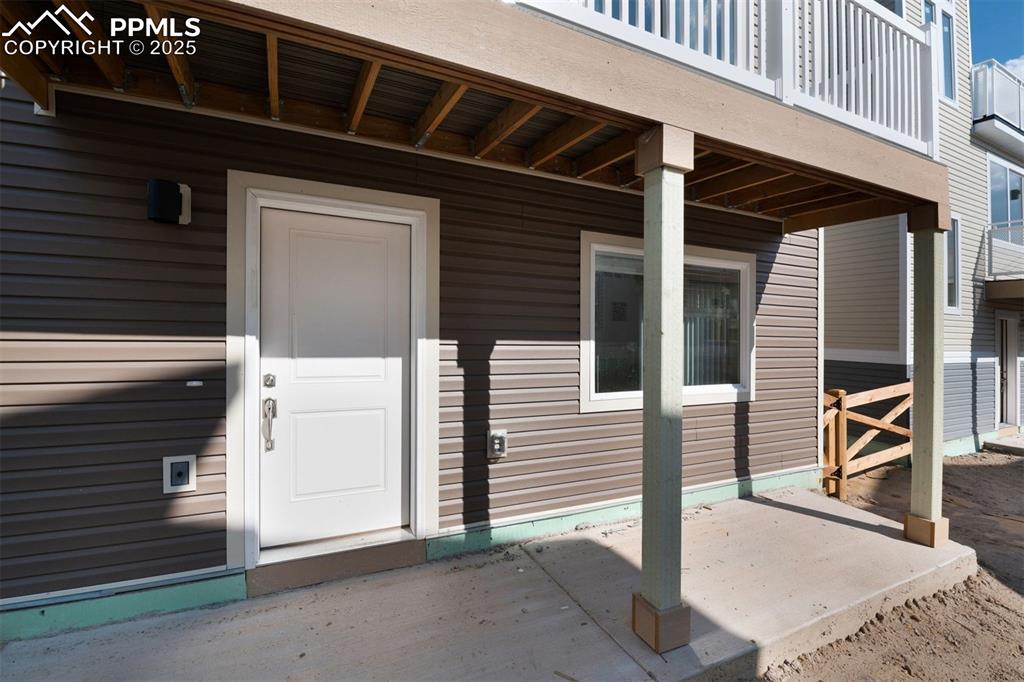 Image 5 of 7: Property entrance with covered porch