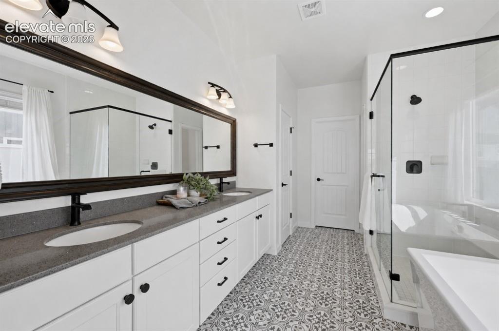 Image 17 of 45: Bathroom