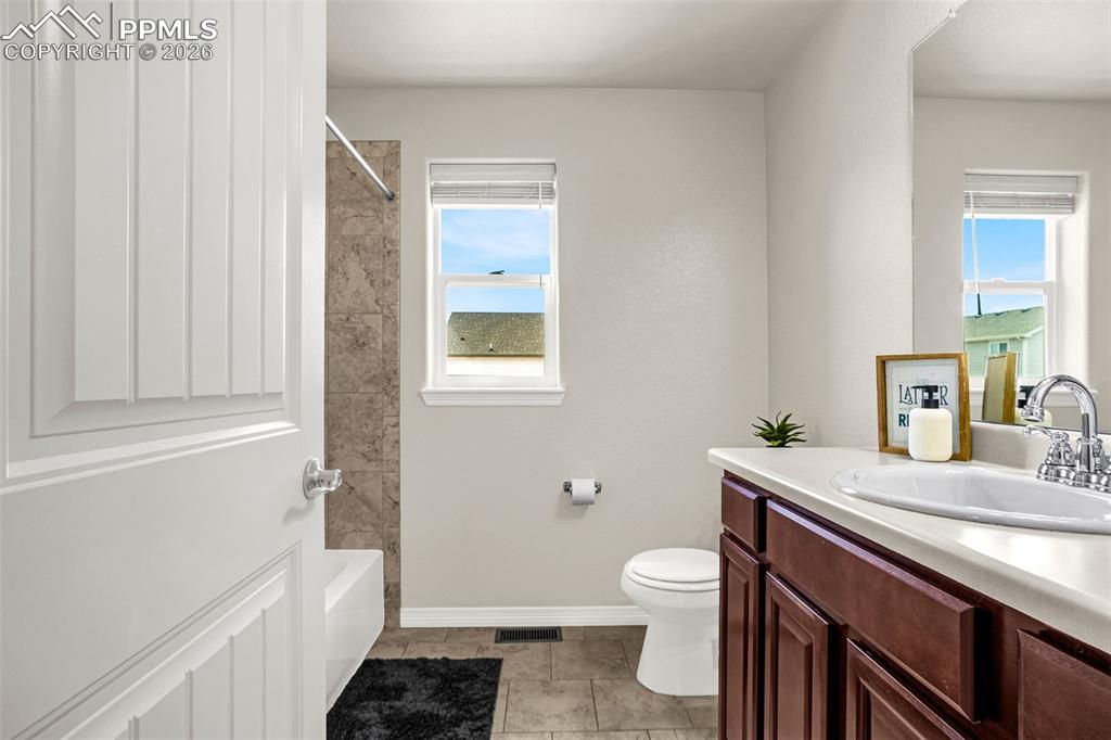 Image 14 of 38: Bathroom