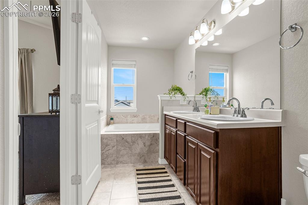 Image 21 of 38: Bathroom