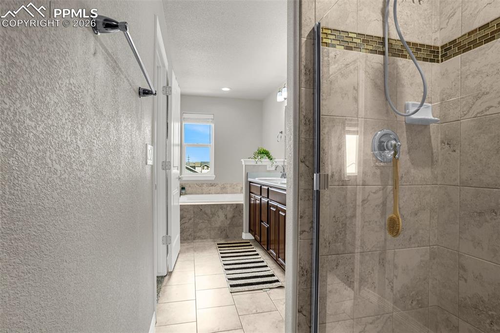 Image 23 of 38: Bathroom