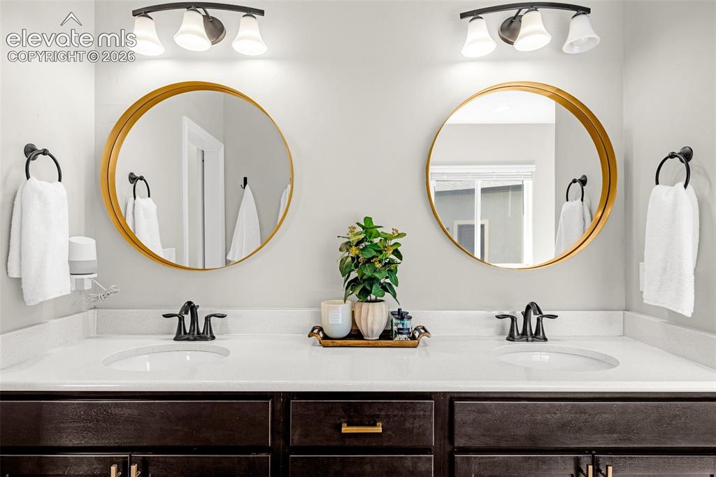 Image 19 of 50: Bathroom