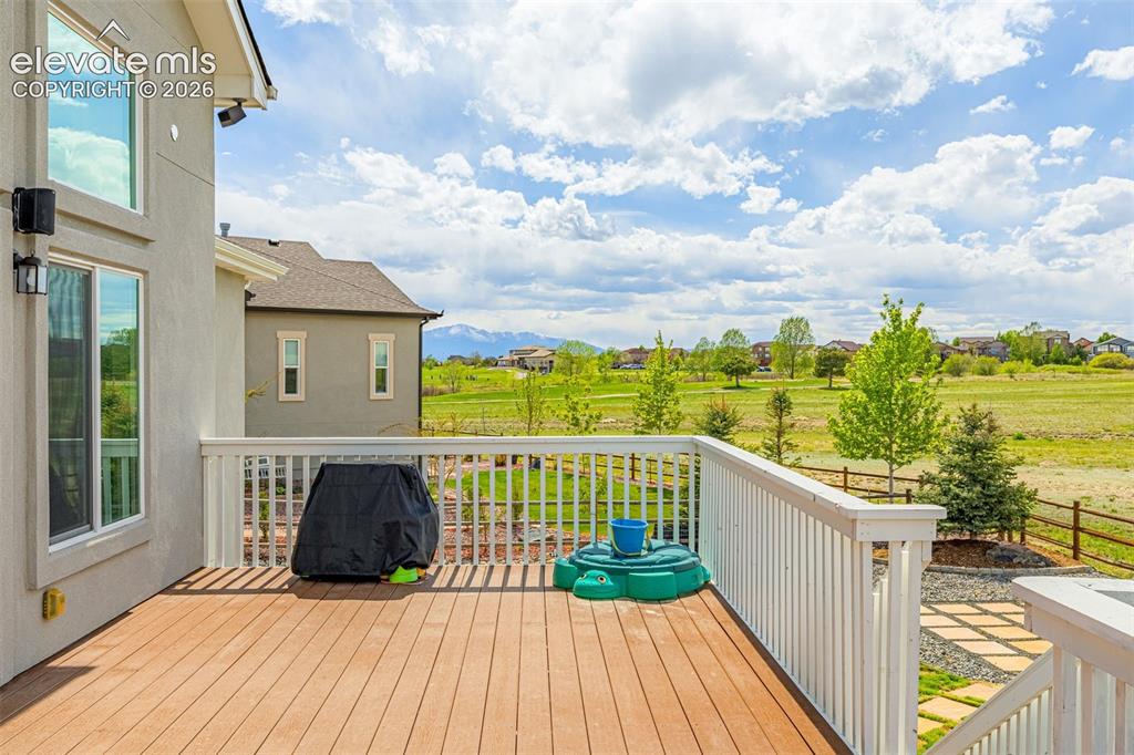Image 40 of 50: Deck