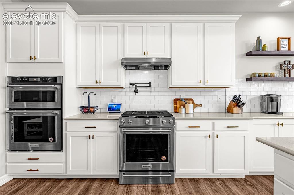 Image 8 of 50: Kitchen