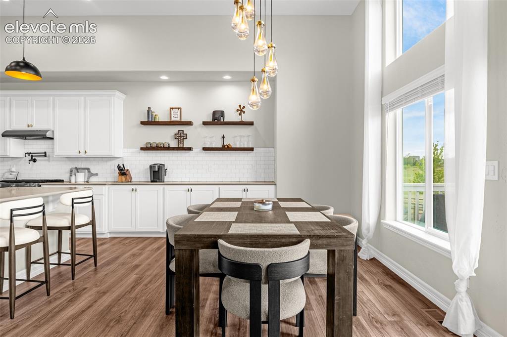 Image 9 of 50: Dining Area