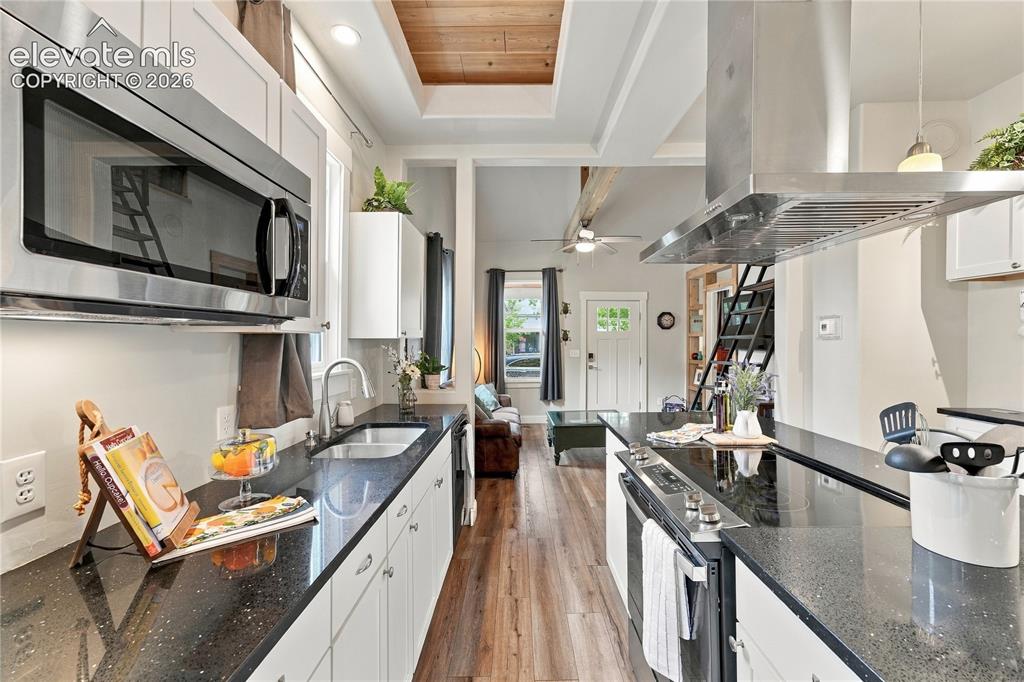 Image 10 of 50: Kitchen