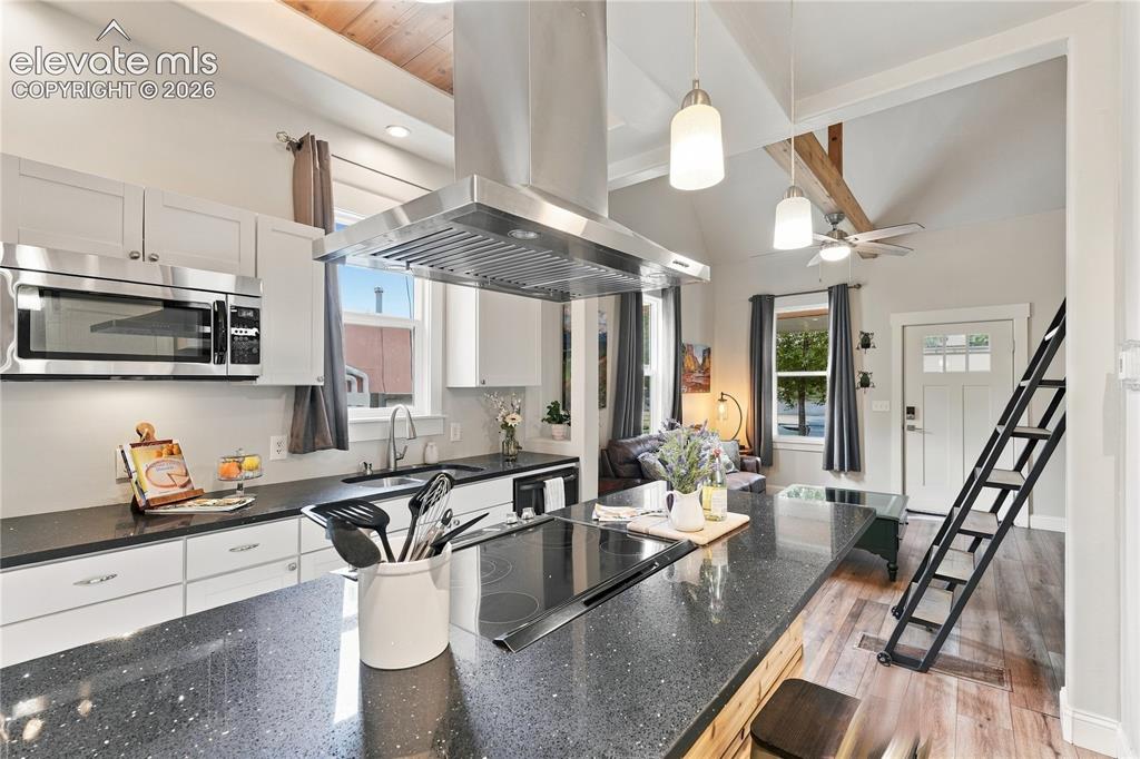 Image 11 of 50: Kitchen