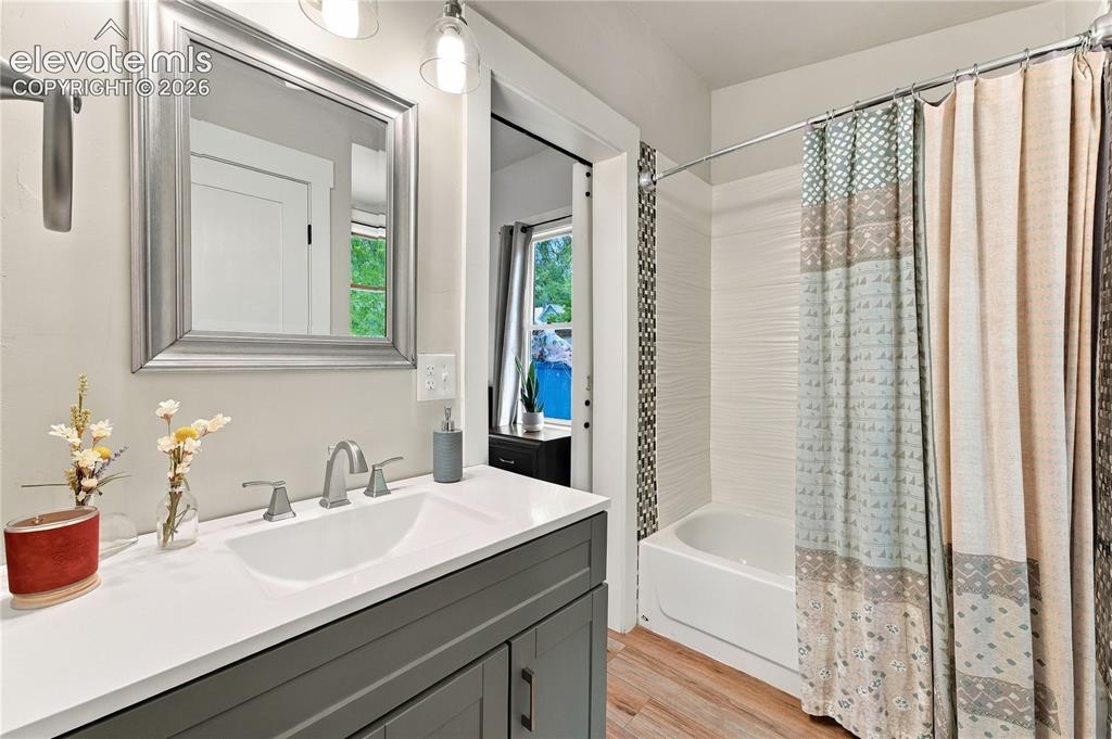 Image 40 of 50: Full bathroom