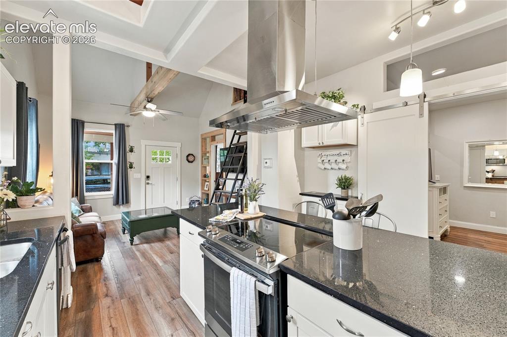 Image 9 of 50: Kitchen
