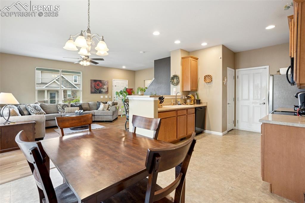 Image 10 of 36: Dining Area