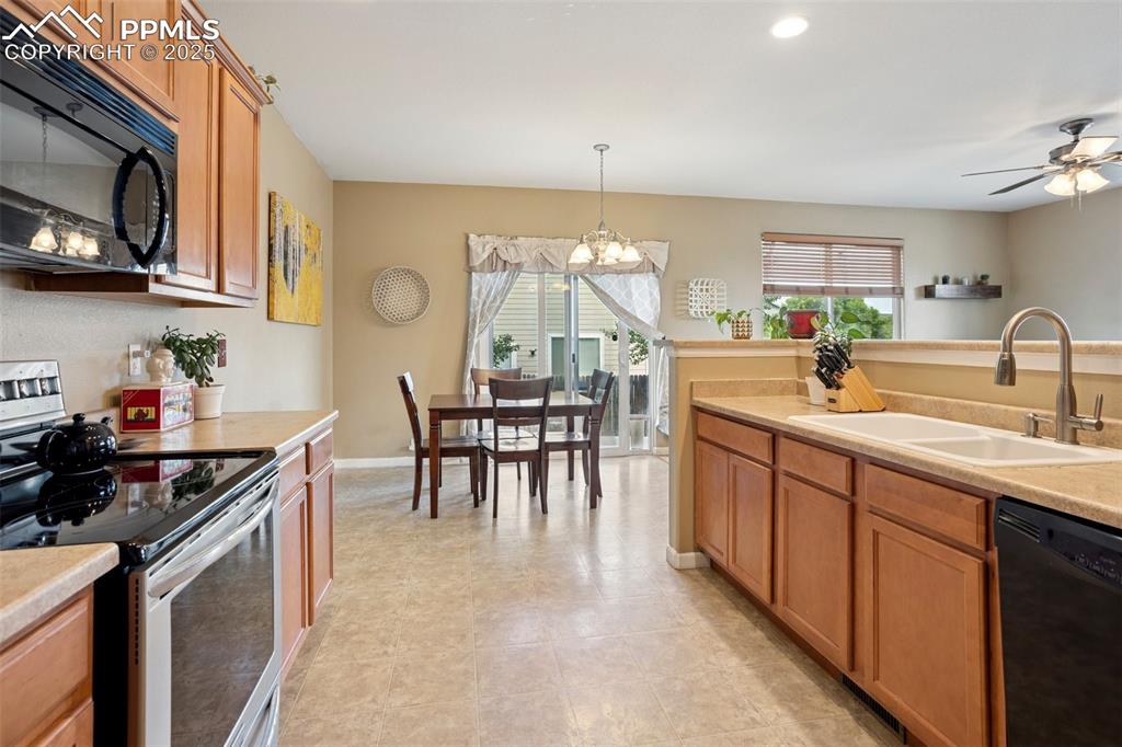 Image 11 of 36: Kitchen