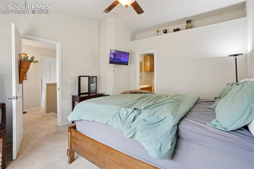 Image 17 of 36: Bedroom