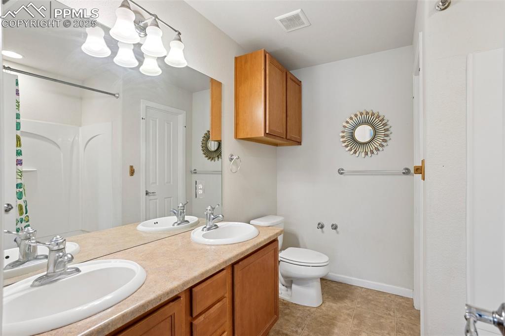 Image 18 of 36: Bathroom
