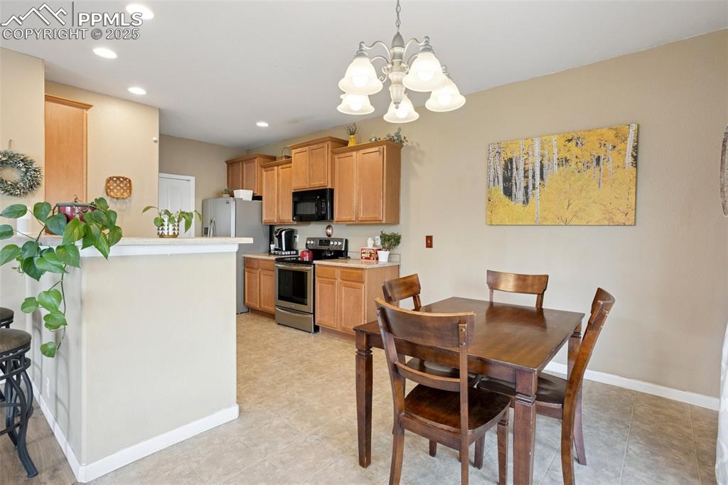 Image 9 of 36: Dining Area