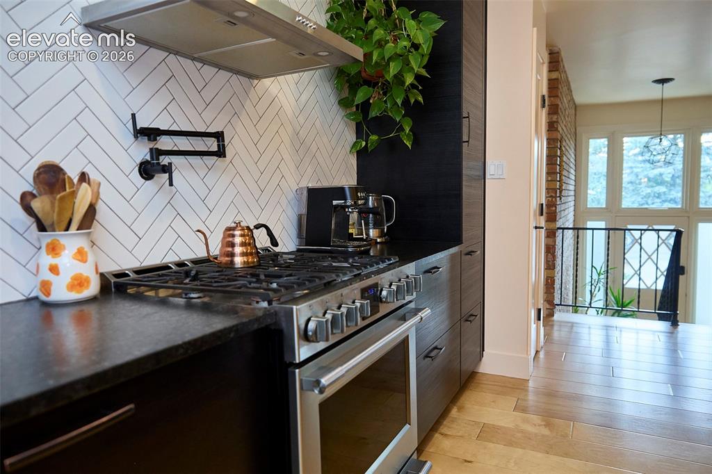 Image 10 of 41: Kitchen