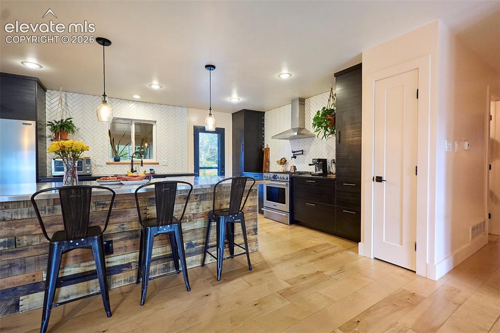 Image 11 of 41: Kitchen