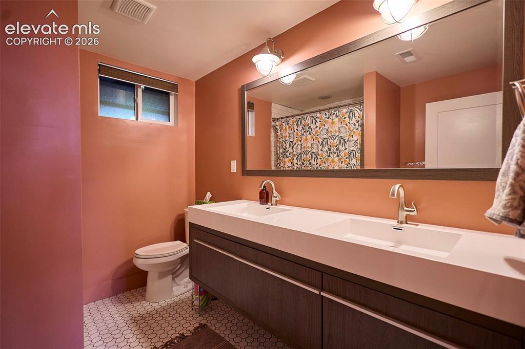 Image 32 of 41: Bathroom