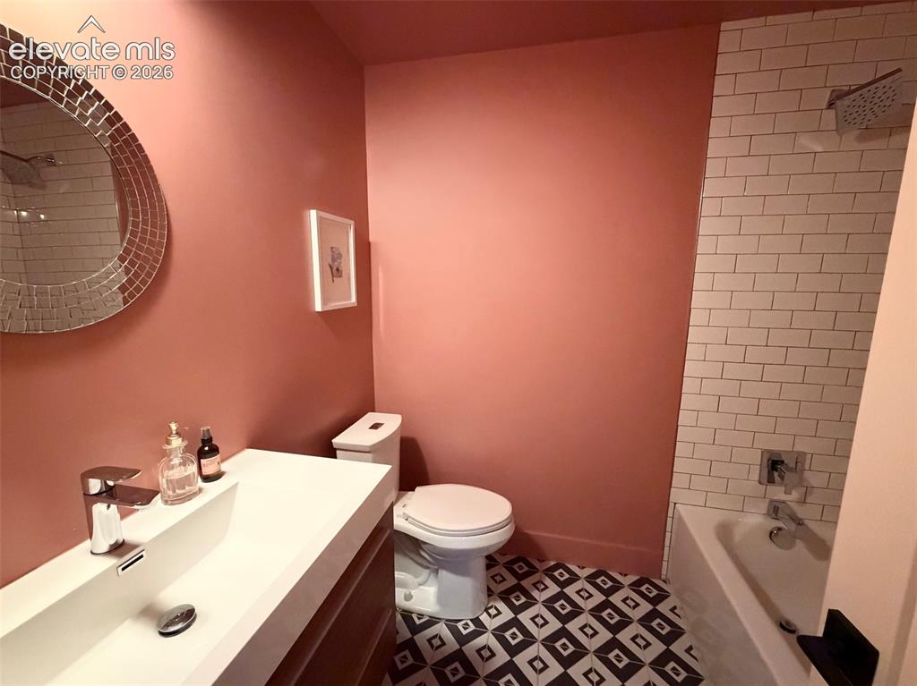 Image 33 of 41: Bathroom